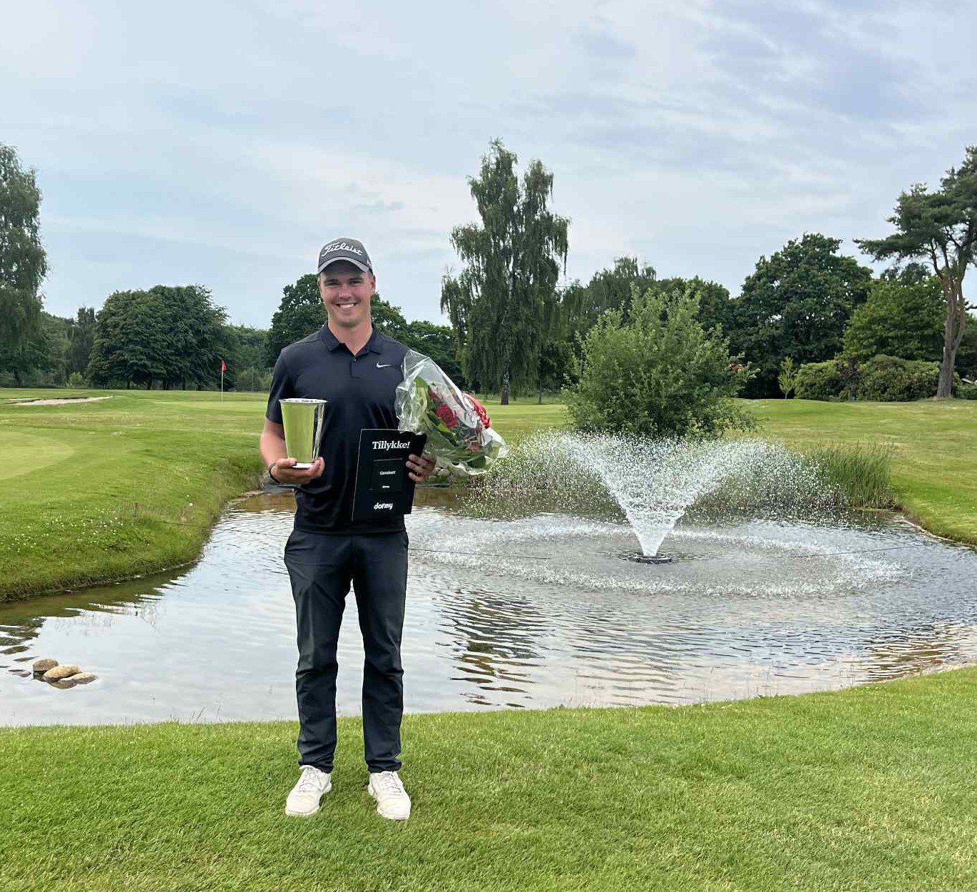 Magnus med pokal
